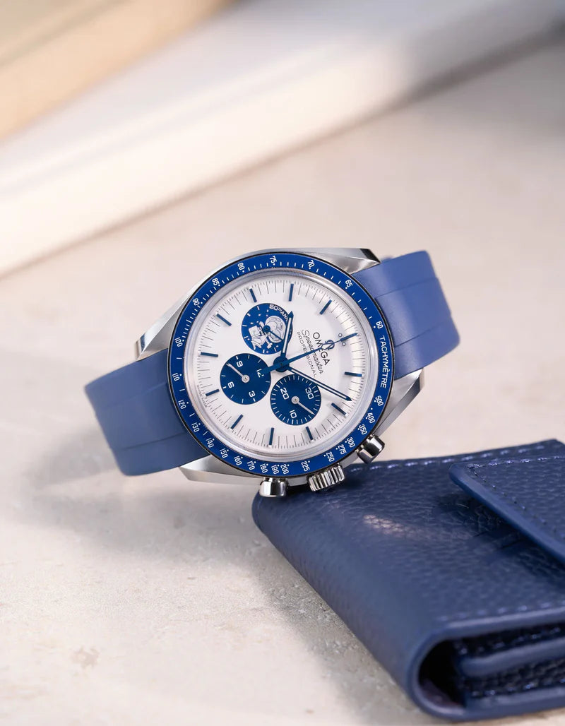 Speedmaster Anniversary Series “Silver Snoopy Award” - (Pulseira de Borracha Azul)