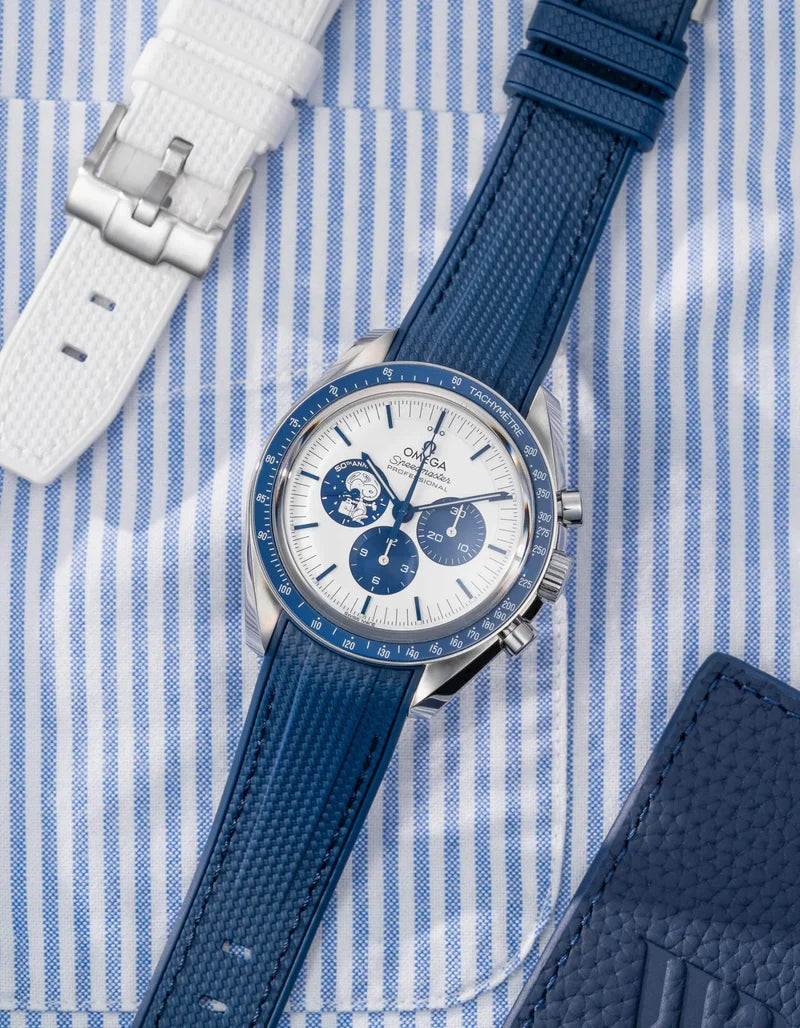 Speedmaster Anniversary Series “Silver Snoopy Award” - (Pulseira de Borracha Azul)