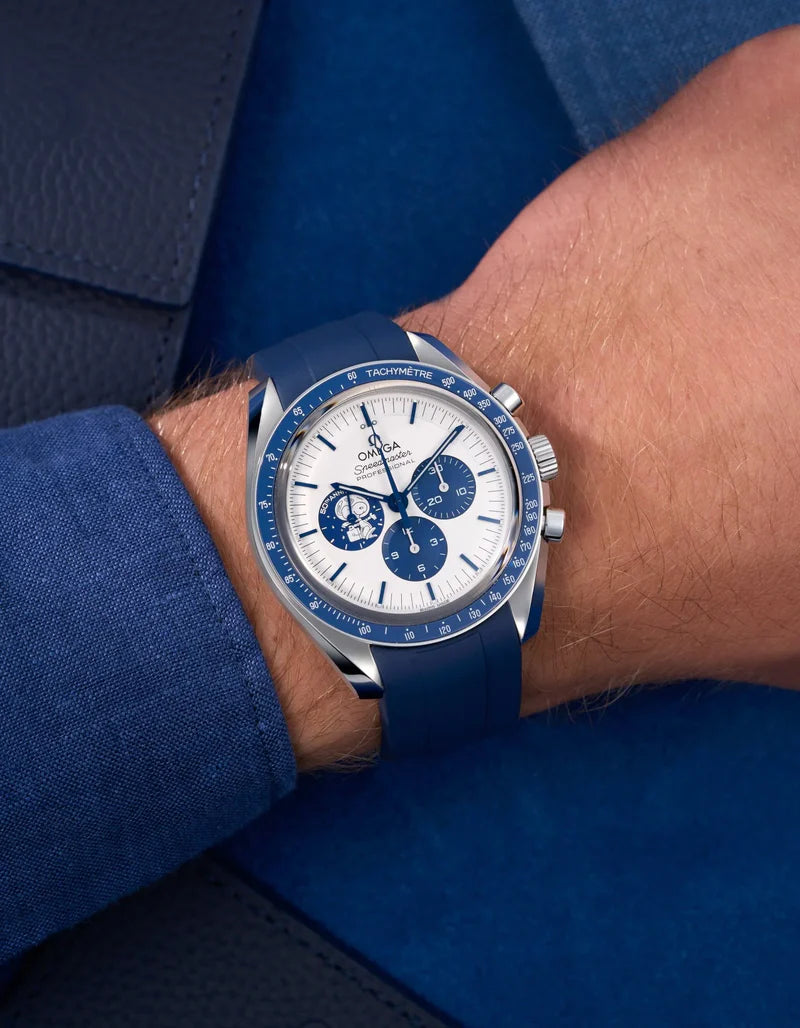 Speedmaster Anniversary Series “Silver Snoopy Award” - (Pulseira de Borracha Azul)
