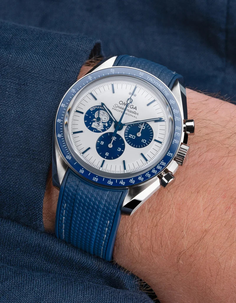 Speedmaster Anniversary Series “Silver Snoopy Award” - (Pulseira de Borracha Azul)