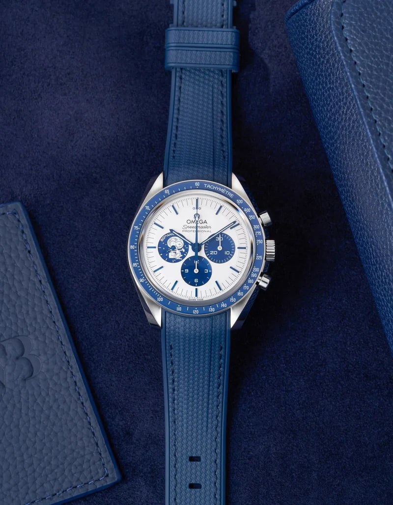 Speedmaster Anniversary Series “Silver Snoopy Award” - (Pulseira de Borracha Azul)