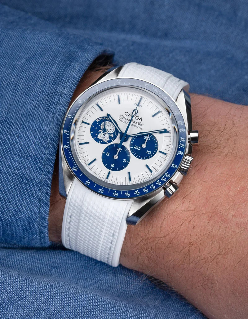 Speedmaster Anniversary Series “Silver Snoopy Award” - (Pulseira de Borracha Branca)