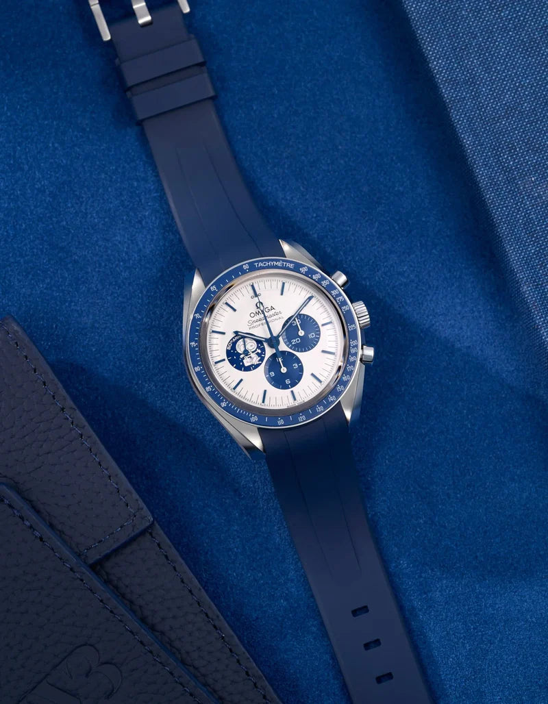 Speedmaster Anniversary Series “Silver Snoopy Award” - (Pulseira de Borracha Azul)