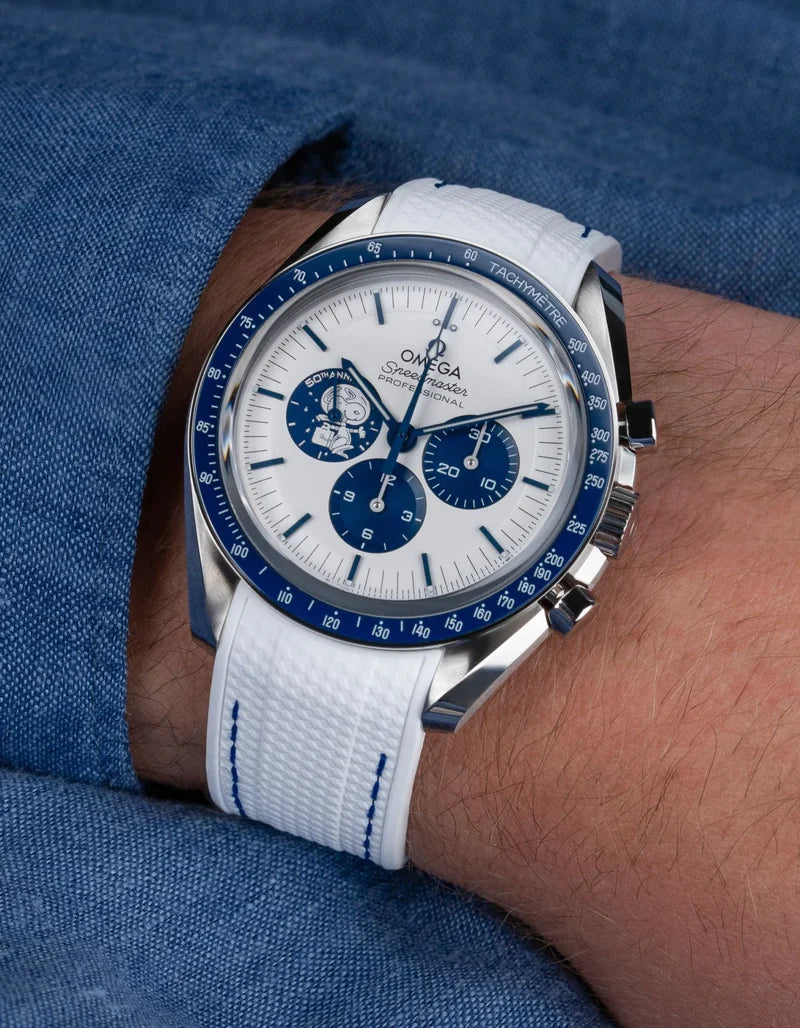 Speedmaster Anniversary Series “Silver Snoopy Award” - (Pulseira de Borracha Branca)