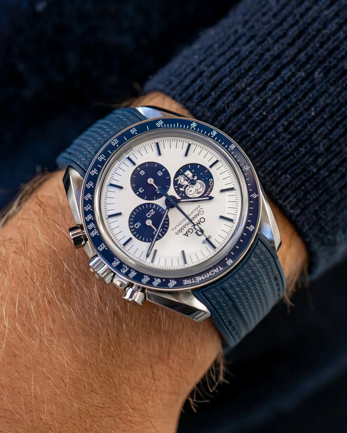 Speedmaster Anniversary Series “Silver Snoopy Award” - (Pulseira de Borracha Azul)