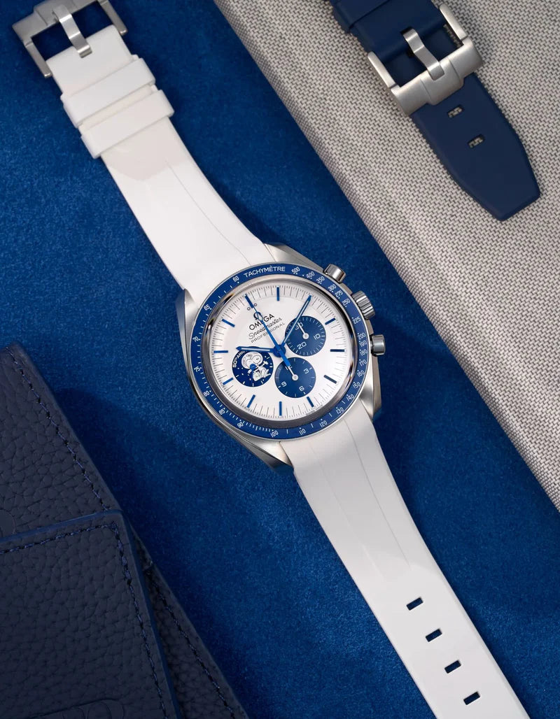 Speedmaster Anniversary Series “Silver Snoopy Award” - (Pulseira de Borracha Branca)