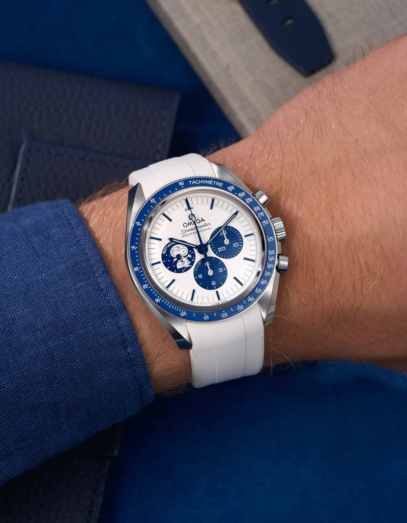 Speedmaster Anniversary Series “Silver Snoopy Award” - (Pulseira de Borracha Branca)